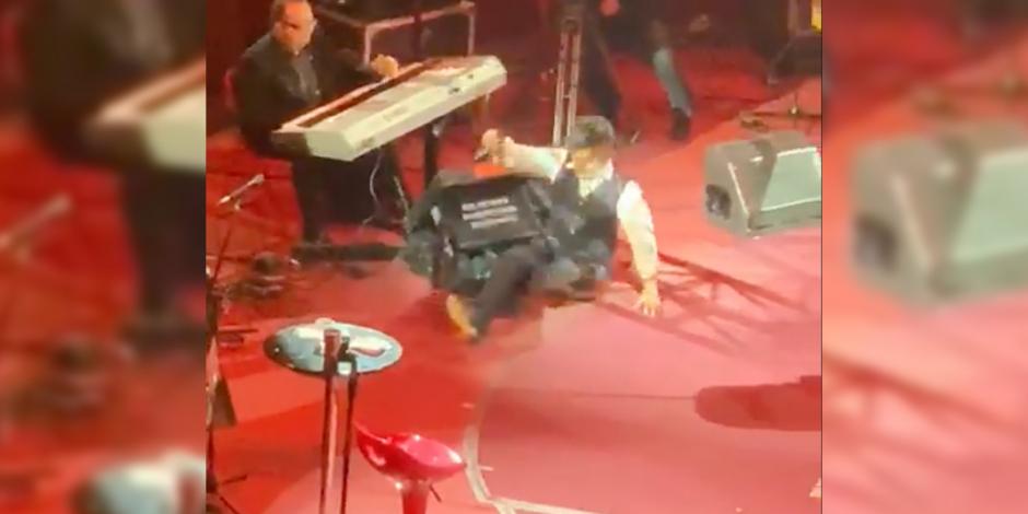 VIDEO: "El Potrillo" termina en el suelo durante concierto en Feria de León