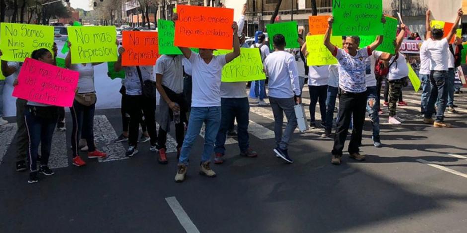 Empresarios y trabajadores bloquean vialidades en Centro Histórico
