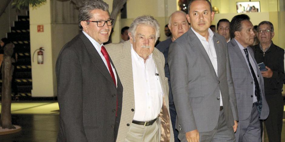 Mujica a legisladores: deben ayudar, no gastar