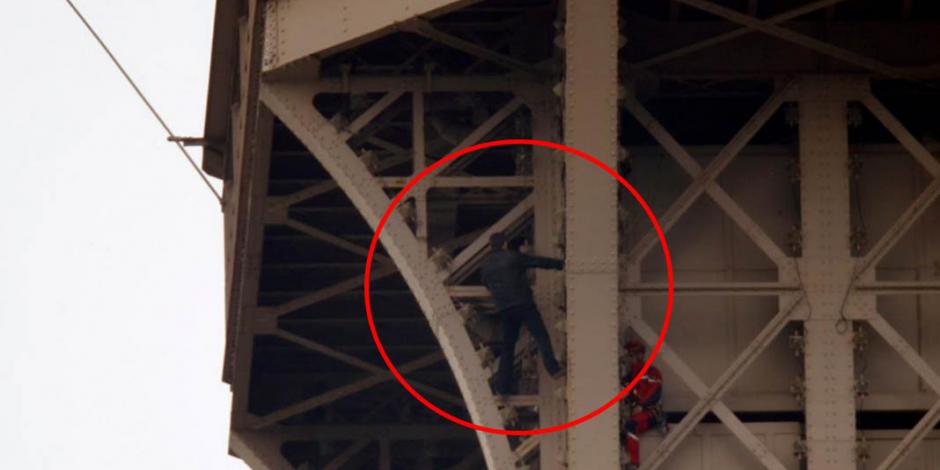Detienen a hombre que escaló la Torre Eiffel; policía evacua visitantes