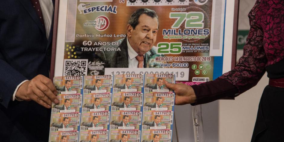 Reconocen trayectoria de Muñoz Ledo con billete de lotería