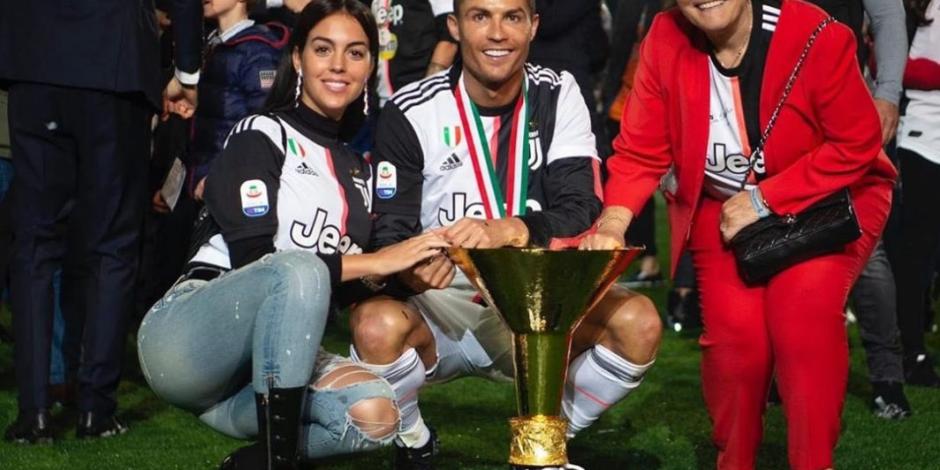 VIDEO: Cristiano Ronaldo golpea ojo de su hijo con trofeo de la Serie A