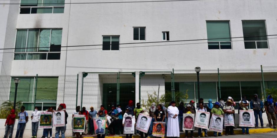 Padres de los 43 protestan con piedras y pintas en Palacio de Justicia de Iguala