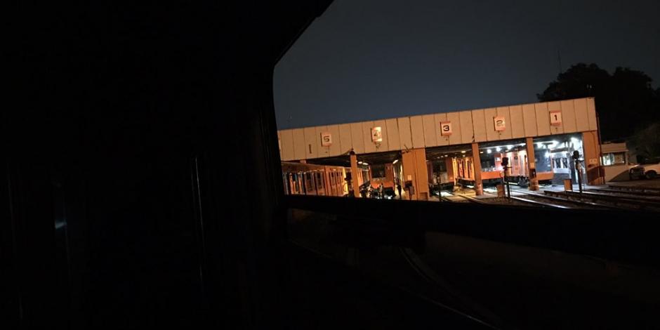 Vagón lleno de pasajeros es llevado a los talleres del Metro Pantitlán