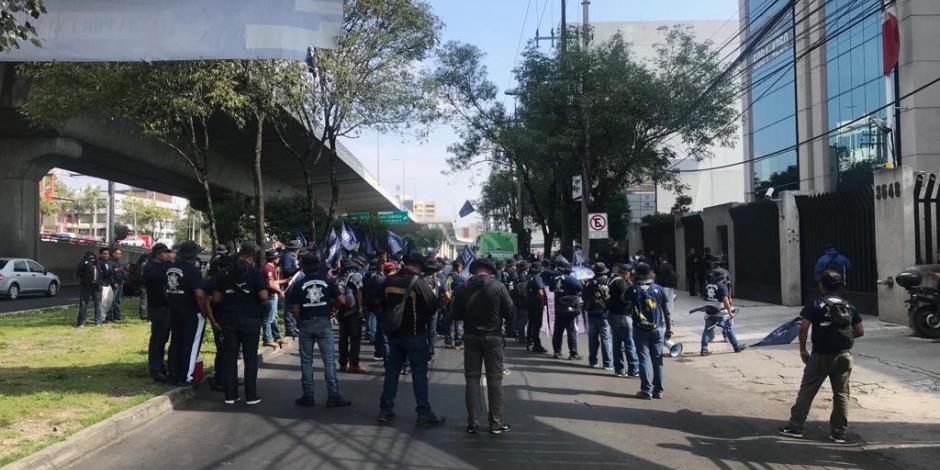 Protesta de policías federales en Periférico Sur afecta a automovilistas