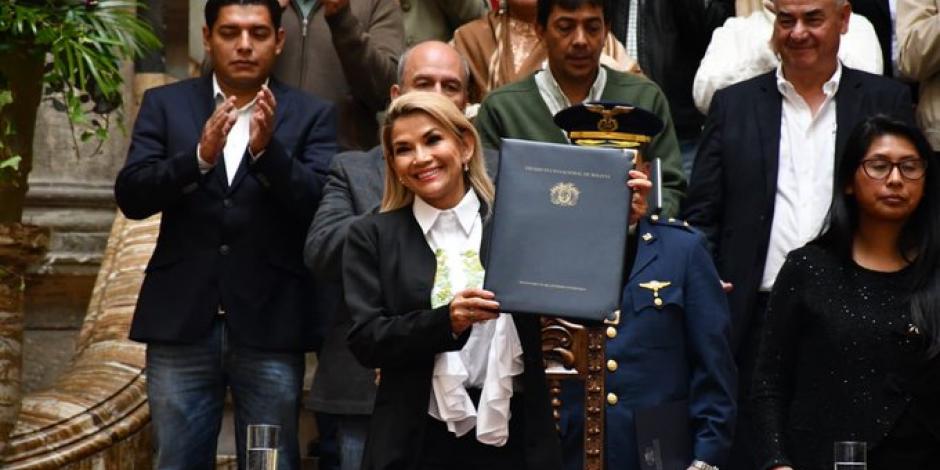 Presidenta interina promulga ley para realizar nuevas elecciones en Bolivia