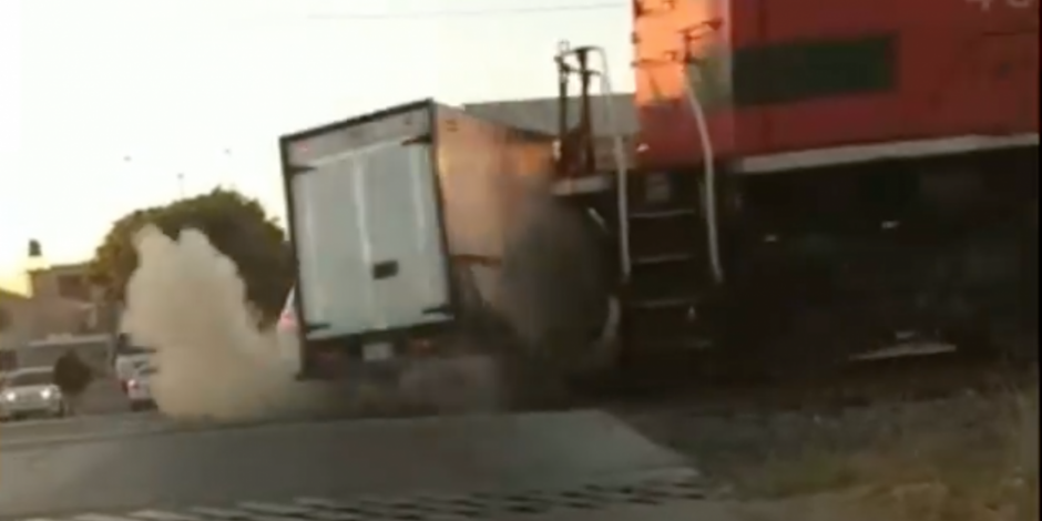 VIDEO: Tren embiste a camioneta formada para comprar gasolina