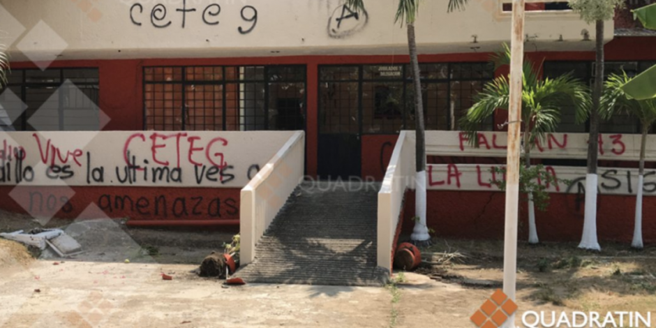 Docentes de la CETEG destruyen oficinas del SNTE en Acapulco
