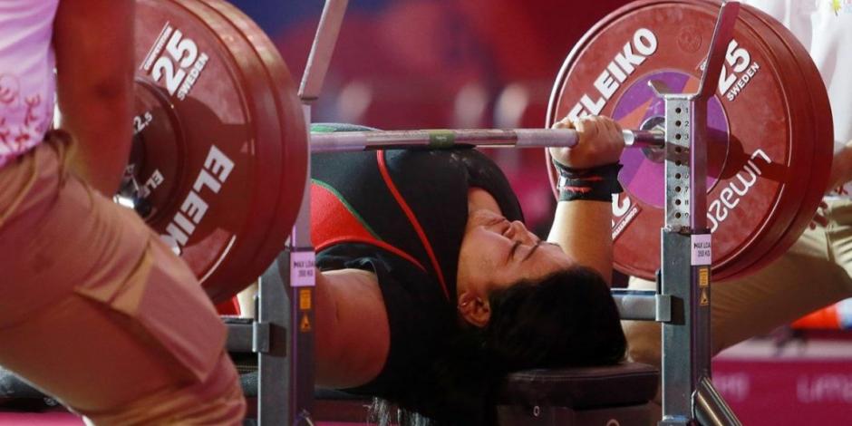 Perla Bárcenas gana oro con récord continental en powerlifting