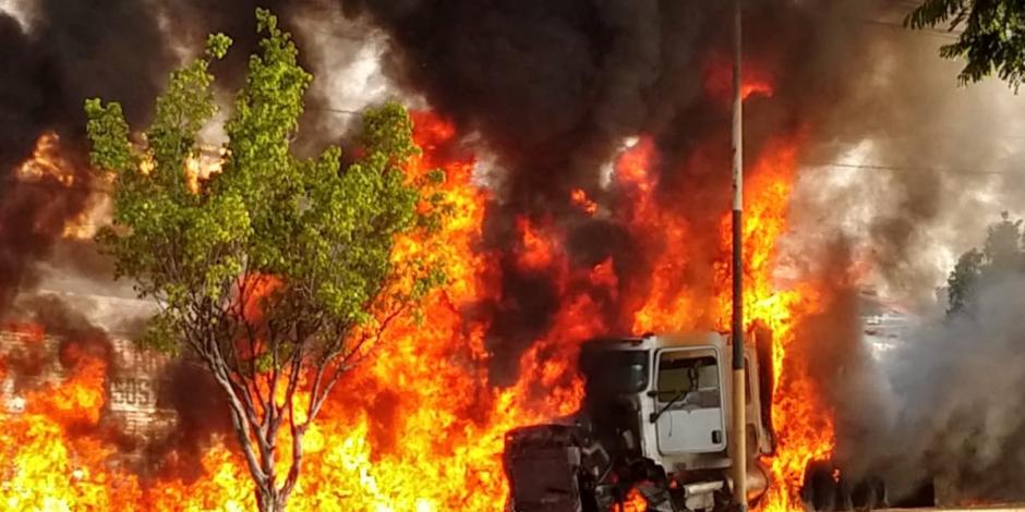 Tráiler sin frenos choca y se incendia en Morelos; reportan muertos y heridos