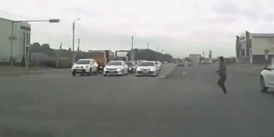 VIDEO: Conductor choca por evitar atropellar a una mujer