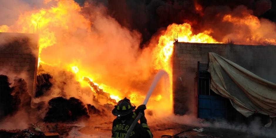 Se incendia fábrica de plásticos en San Pedro Toltepec, Toluca