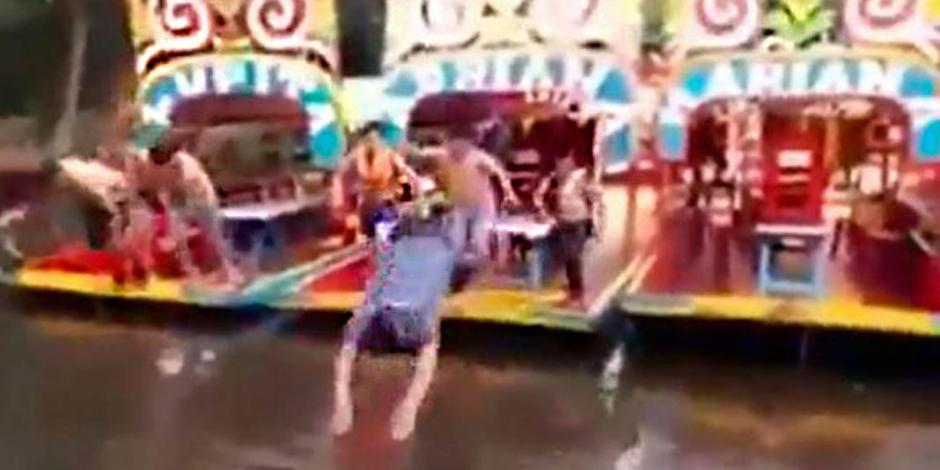 VIDEO: Remeros de Xochimilco se burlan de joven ahogado en canal