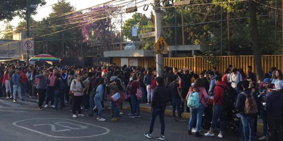 Encapuchados impiden a alumnos ingresar a Prepa 5 de la UNAM