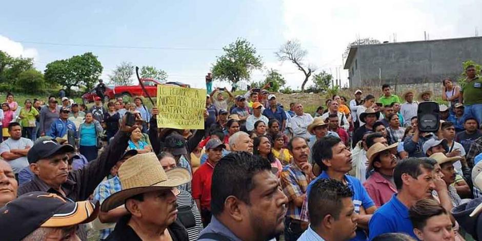 Campesinos de Tlacoachistlahuaca retienen a funcionario por fertilizante