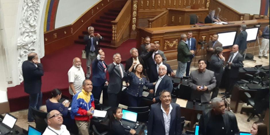 Tras 2 años de boicot diputados chavistas se suman a la Asamblea Nacional venezolana