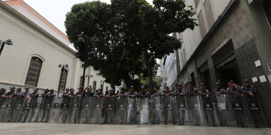 Fuerzas de seguridad toman palacio legislativo de Venezuela