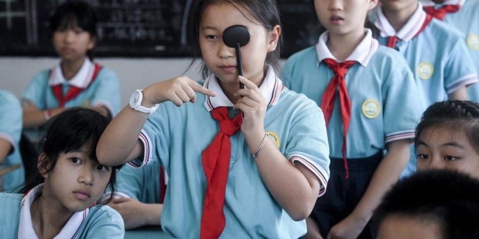 Por salud visual, China prohibirá a profesores dejar tareas en apps móviles