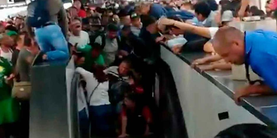 VIDEO: Caen de escaleras en el Metro Pantitlán por "tapón humano"
