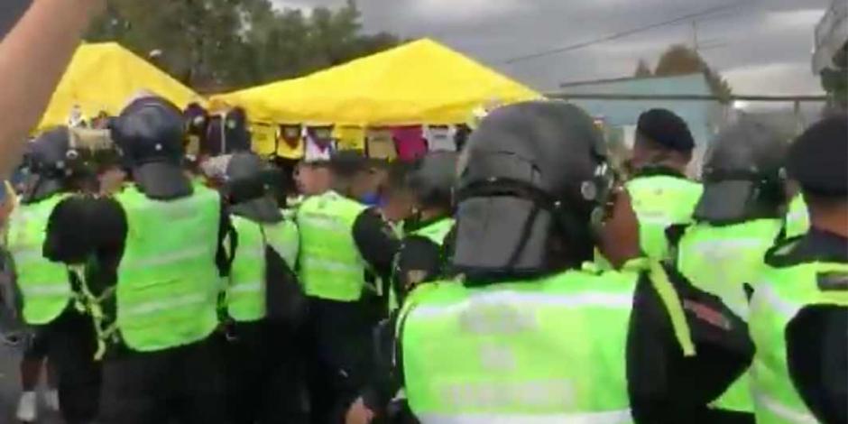 Barristas y policías arman conato de bronca a las afueras del Azteca