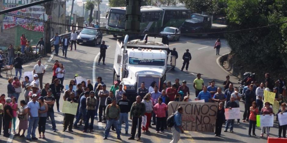 Manifestantes protestan en la caseta de la autopista México-Cuernavaca