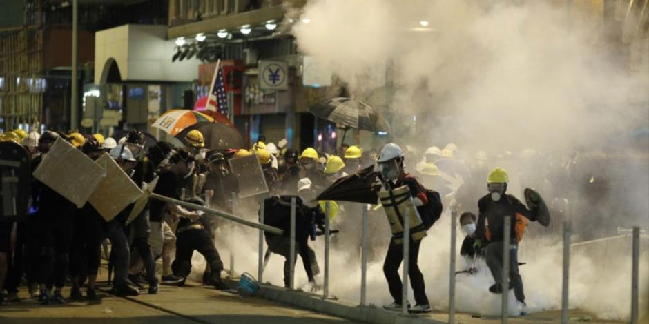 Persisten protestas en Hong Kong; policía les lanza gases lacrimógenos
