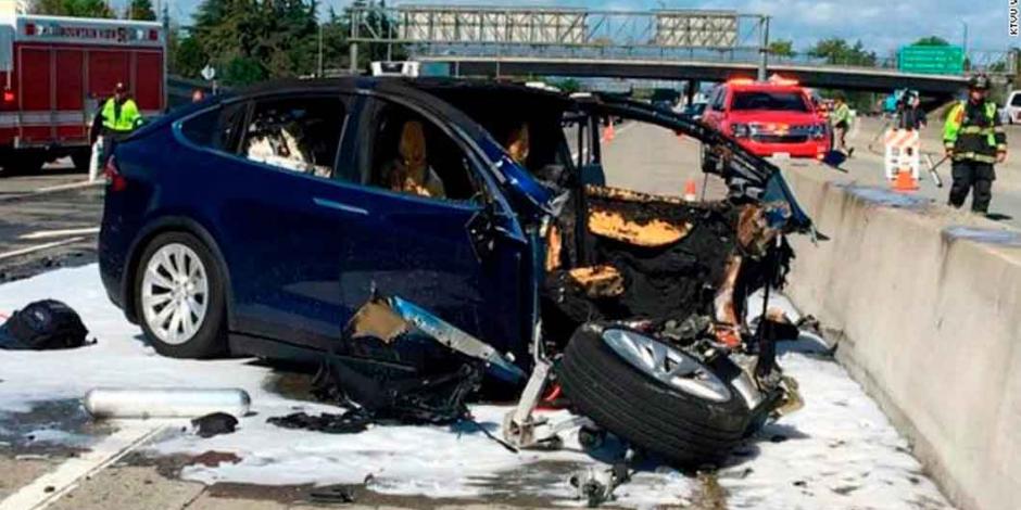 Tras choque, muere conductor de Tesla que circulaba en piloto automático