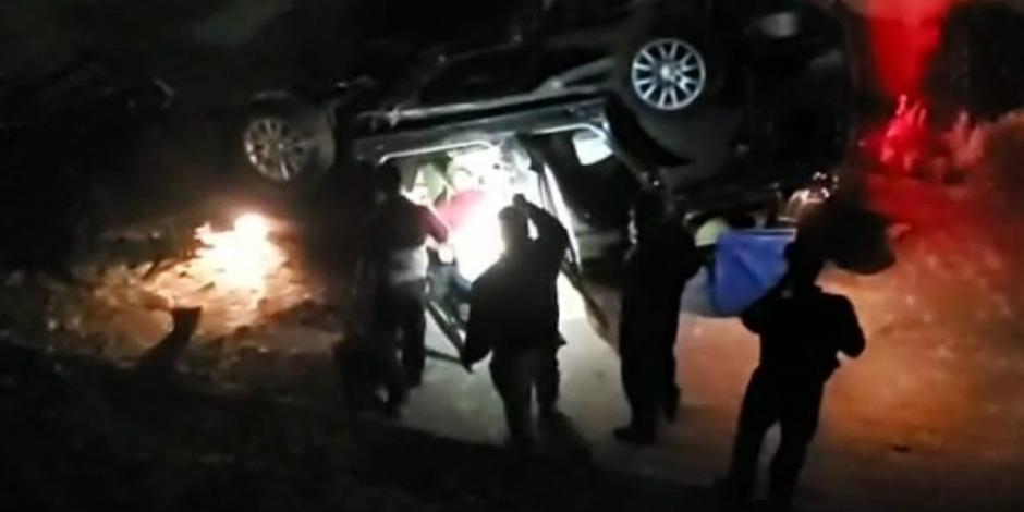 VIDEO: Vuelca su camioneta y cae a barranco en Fuentes Brotantes