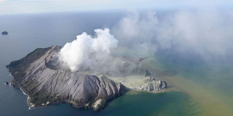 Erupción de volcán en Nueva Zelanda deja 5 muertos y 20 heridos