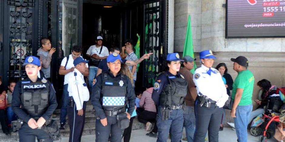 Trabajadores del INBAL cierran el Palacio de Bellas Artes por falta de pagos