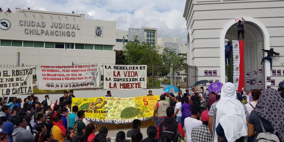 Por segundo día consecutivo padres de los 43 protestan, ahora en Chilpancingo