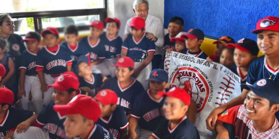VIDEO: Convive AMLO con liga infantil de Medias Rojas de Campeche