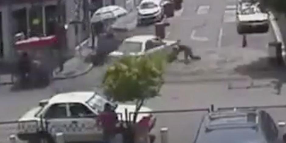 Para evitar infracción, taxista atropelló a mujer policía
