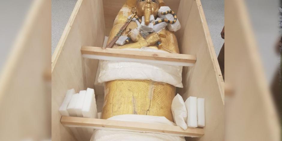 Sarcófago dorado del faraón Tutankamón es sometido a restauración
