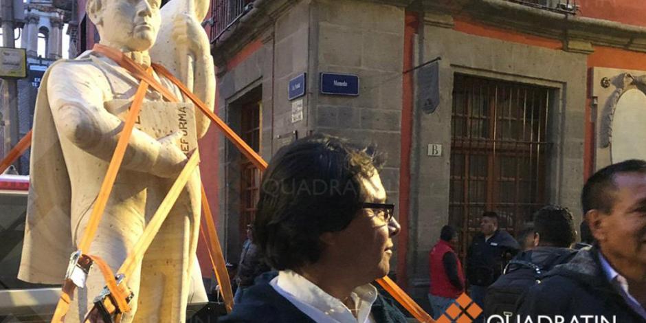 Escultores regalan estatua de Benito Juárez a AMLO