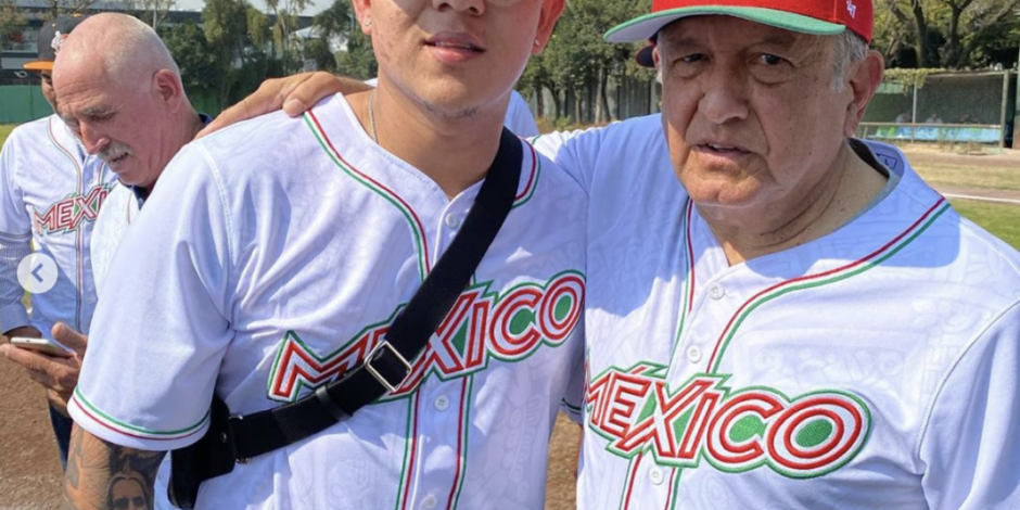 El pitcher mexicano Julio Urías presume juego de beisbol con AMLO