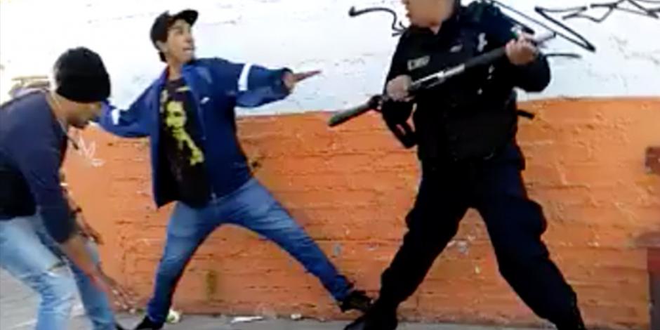 VIDEO: Agreden a policías municipales en pleno tianguis