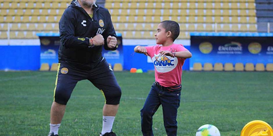 Niña le enseña a bailar a Diego Armando Maradona