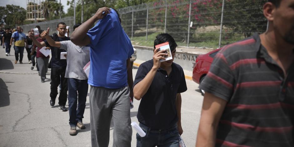 Migrantes regresan a México por el puente Puerta México que cruza el Río Bravo, en Matamoros.