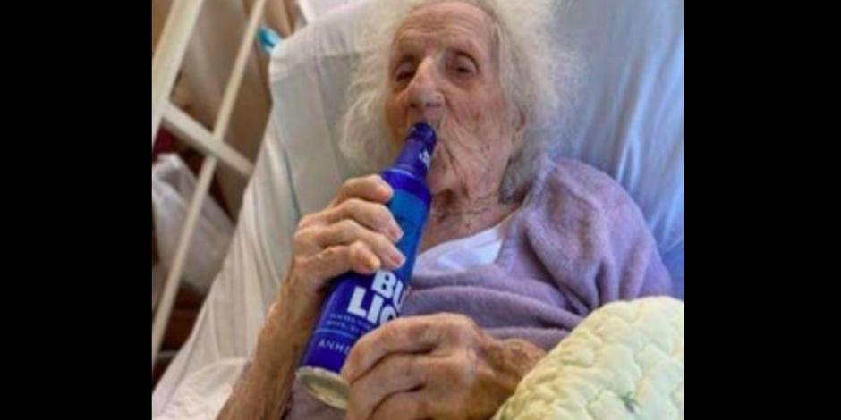 Jennie Stejna de 103 años celebra que venció al COVID-19