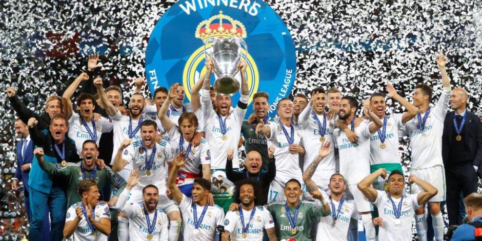 Real Madrid festeja, tras haber conseguido el tricampeonato.