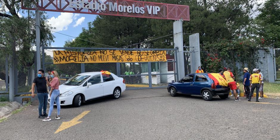 Seguidores del Morelia se manifestaron en los alrededores del Estadio Morelos.