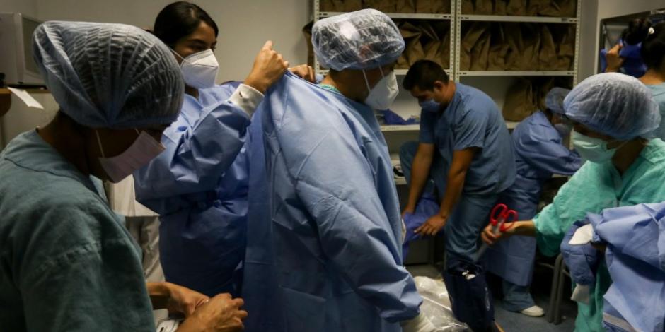Personal médico del área de Terapia Intensiva para Covid-19 del Hospital Juárez de México se prepara para ingresar al área.