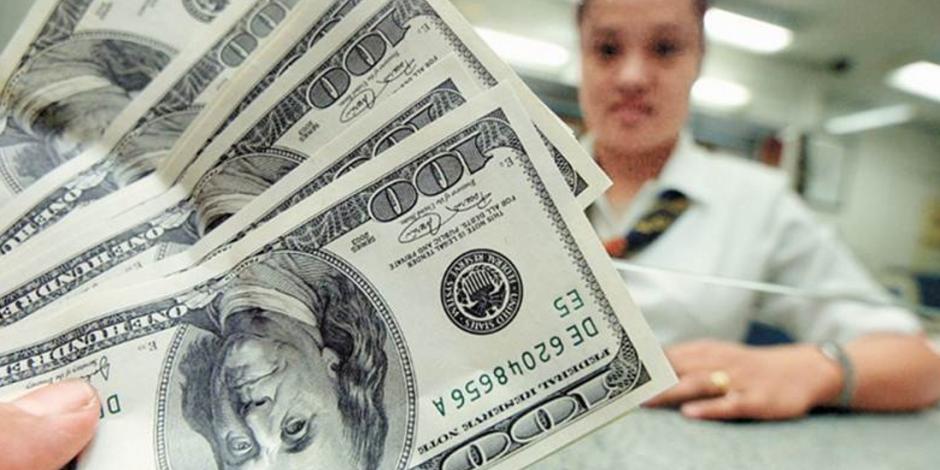 Dólar promedia en 19.55 pesos a la venta en aeropuerto capitalino