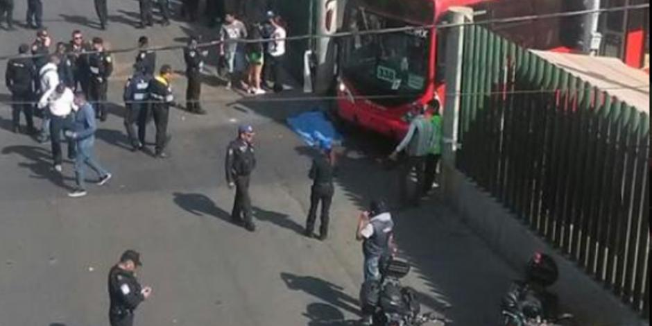Metrobús atropella a motociclista en estación Tepalcates