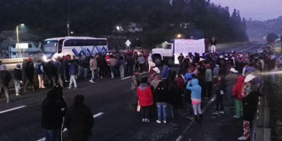 Manifestantes cierran autopista Puebla-México a la altura de Río Frío