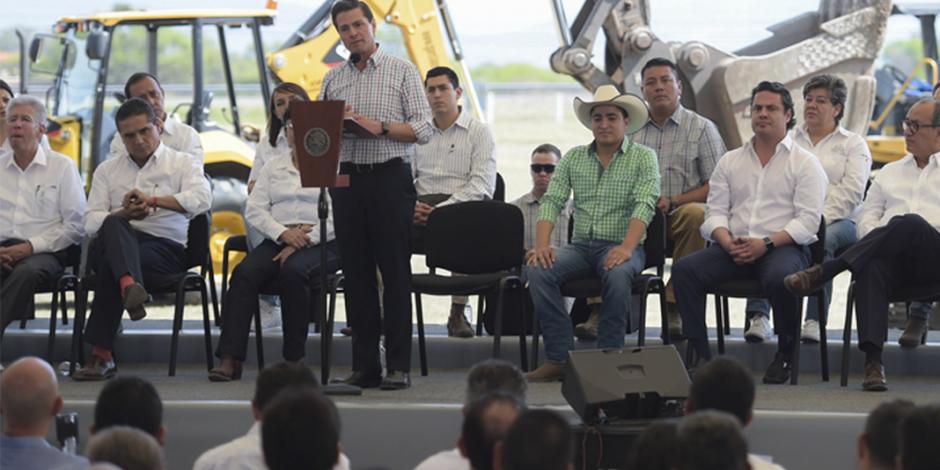 EPN entrega obras de infraestructura en Michoacán
