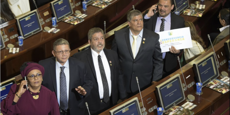 Ocho exguerrilleros de las FARC juran como legisladores en Colombia