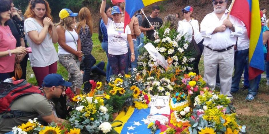 Régimen de Maduro entierra a piloto rebelde sin la presencia de sus familiares