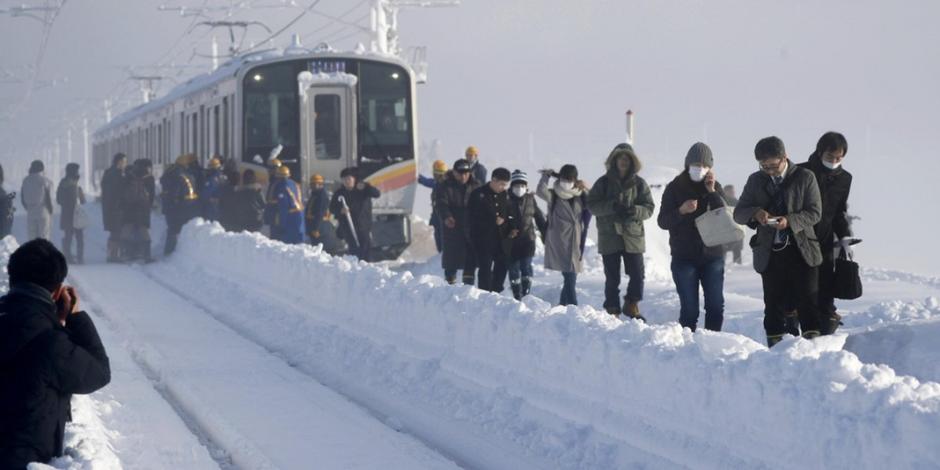 Nieve deja atrapadas a más de 400 personas dentro de un tren en Japón